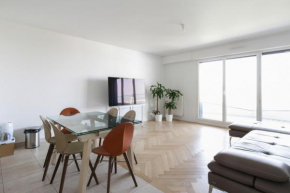 Spacious 4-rooms with terrace and parking close to Paris